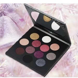 MAC COSMETICS
ROCKET TO FAME EYE SHADOW 12 PALETTE